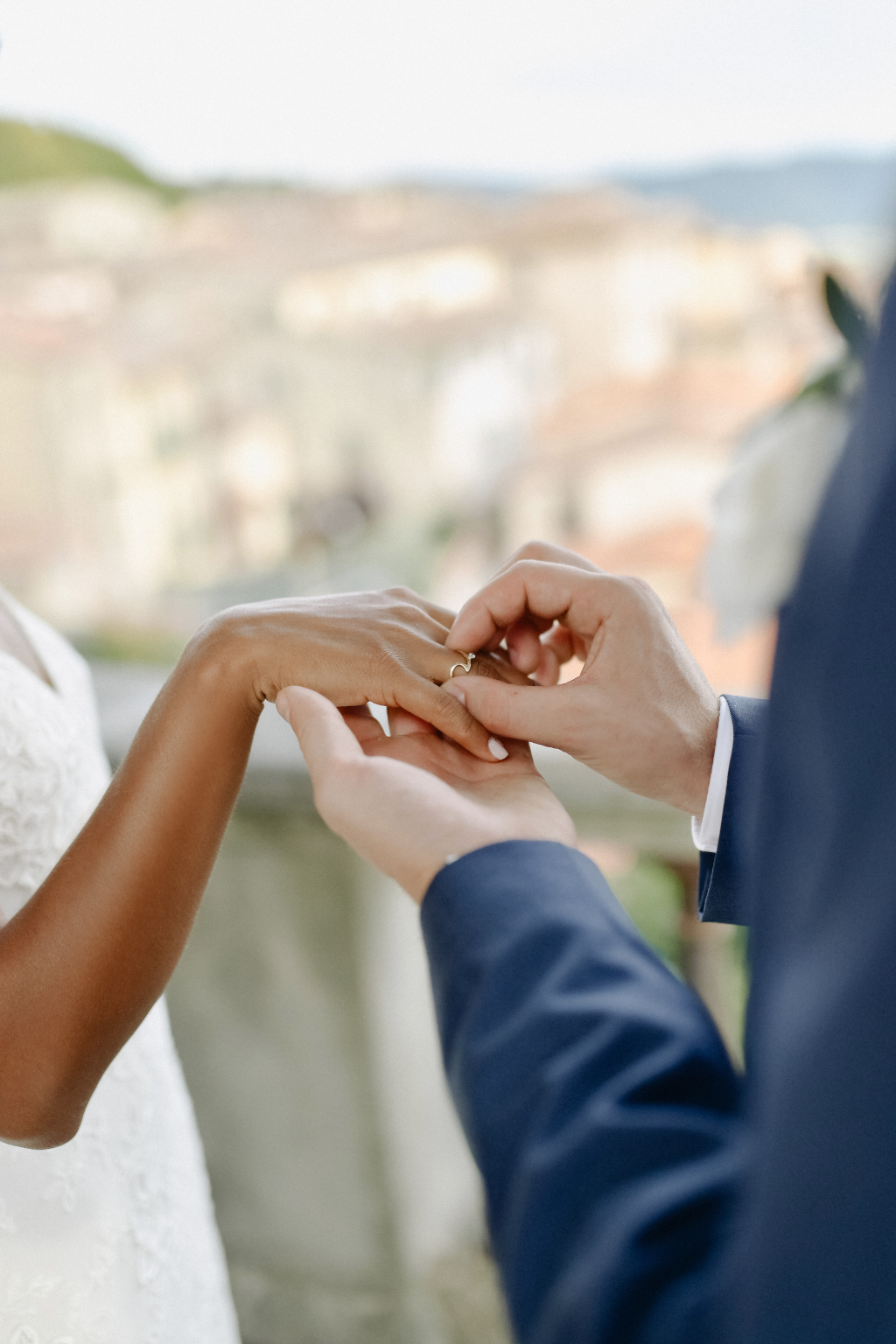 Pareja vestida para su casamiento